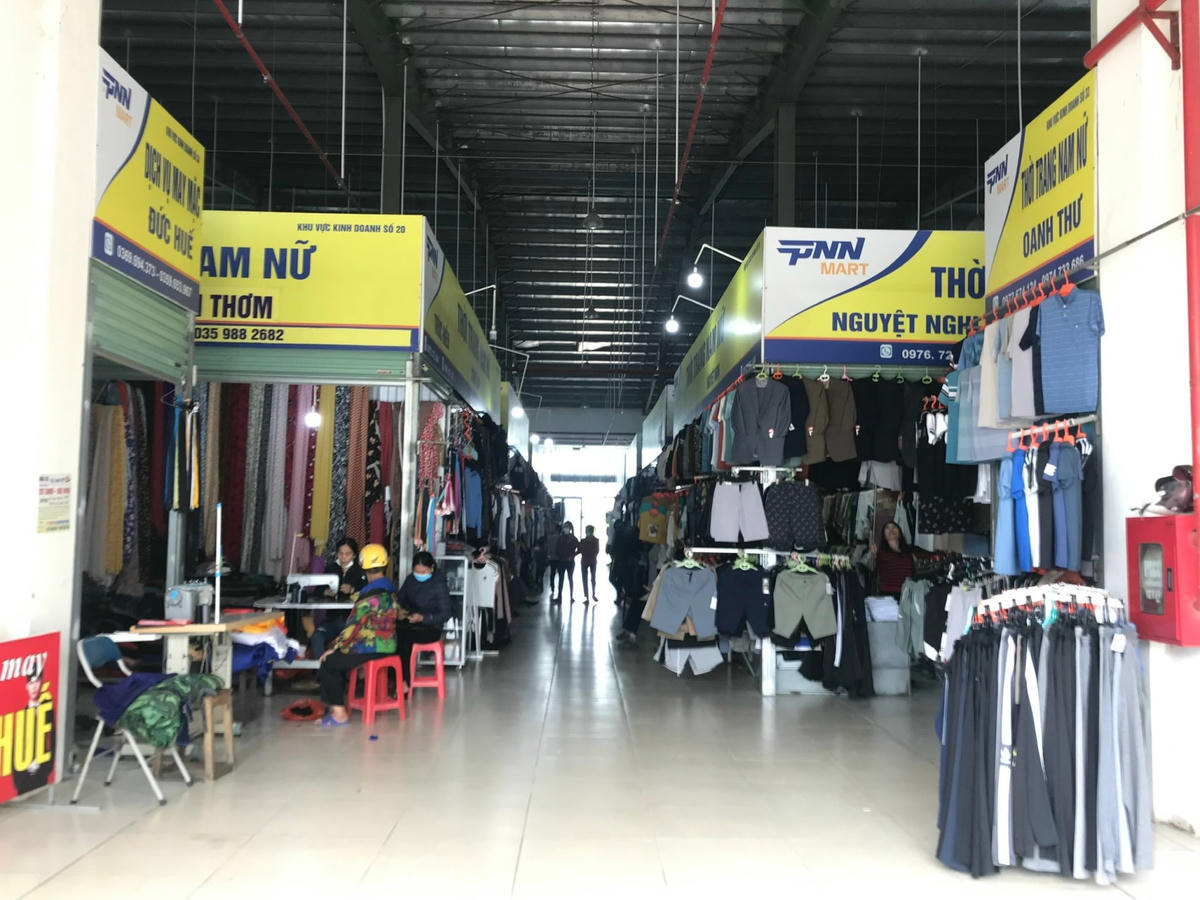 Trung tâm thương mại dịch vụ Phú Nhân Nghĩa hoạt động không khác gì chợ truyền thống.