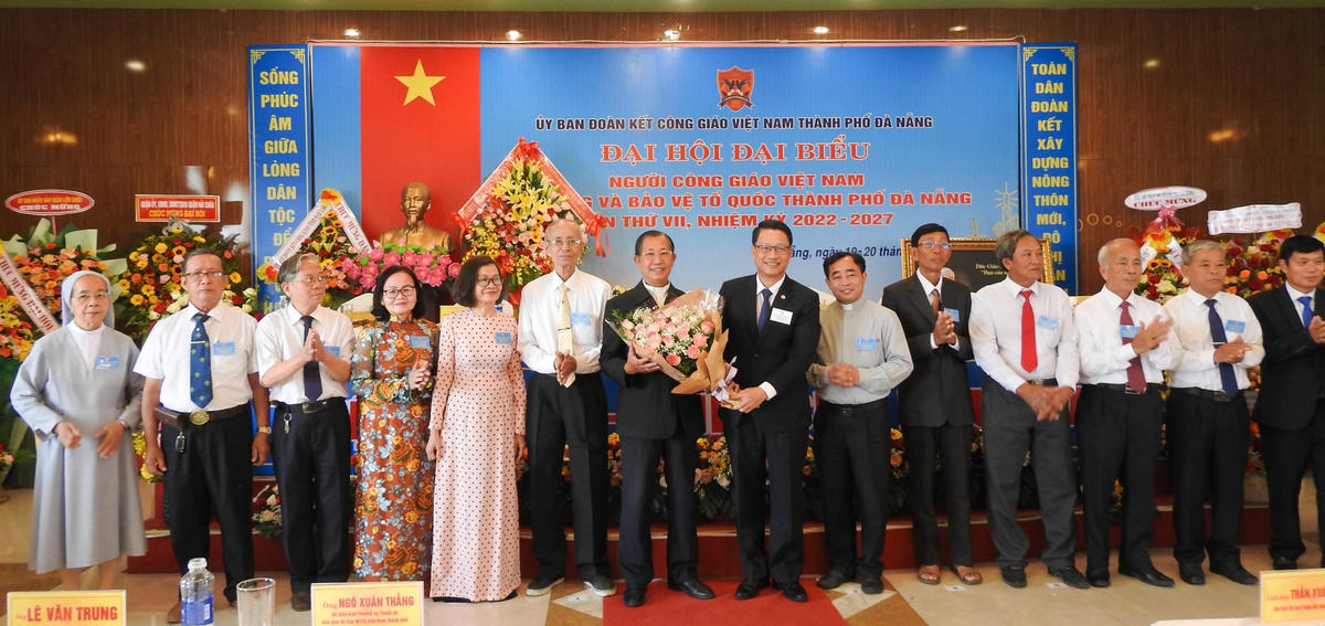 Chủ tịch Ủy ban MTTQ TP Đà Nẵng Ngô Xuân Thắng chúc mừng Linh mục Nguyễn Hùng và các vị Ủy viên Ủy ban ĐKCG TP Đà Nẵng khóa mới.
