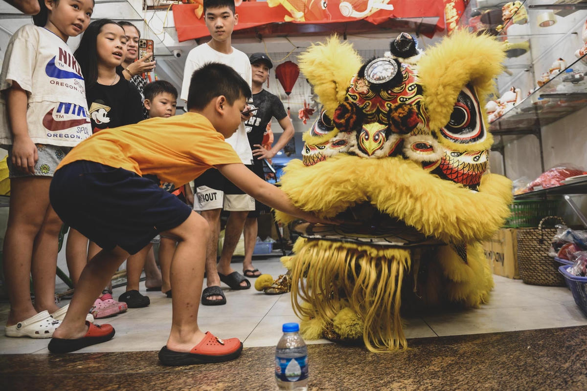 Nhiều em nhỏ tỏ ra vô cùng thích thú khi được chứng kiến, tương tác với những chú lân.