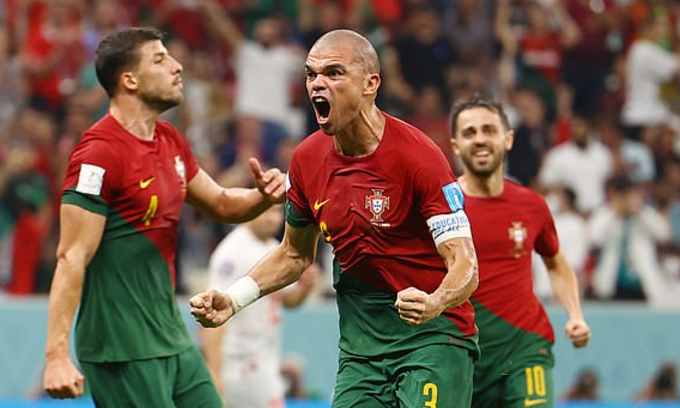 Pepe ăn mừng bàn thắng đầy phấn khích.