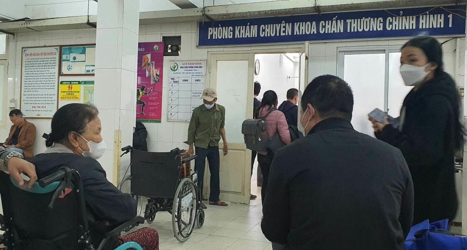 Bệnh nhân đến thăm khám tại Bệnh viện Việt Đức.