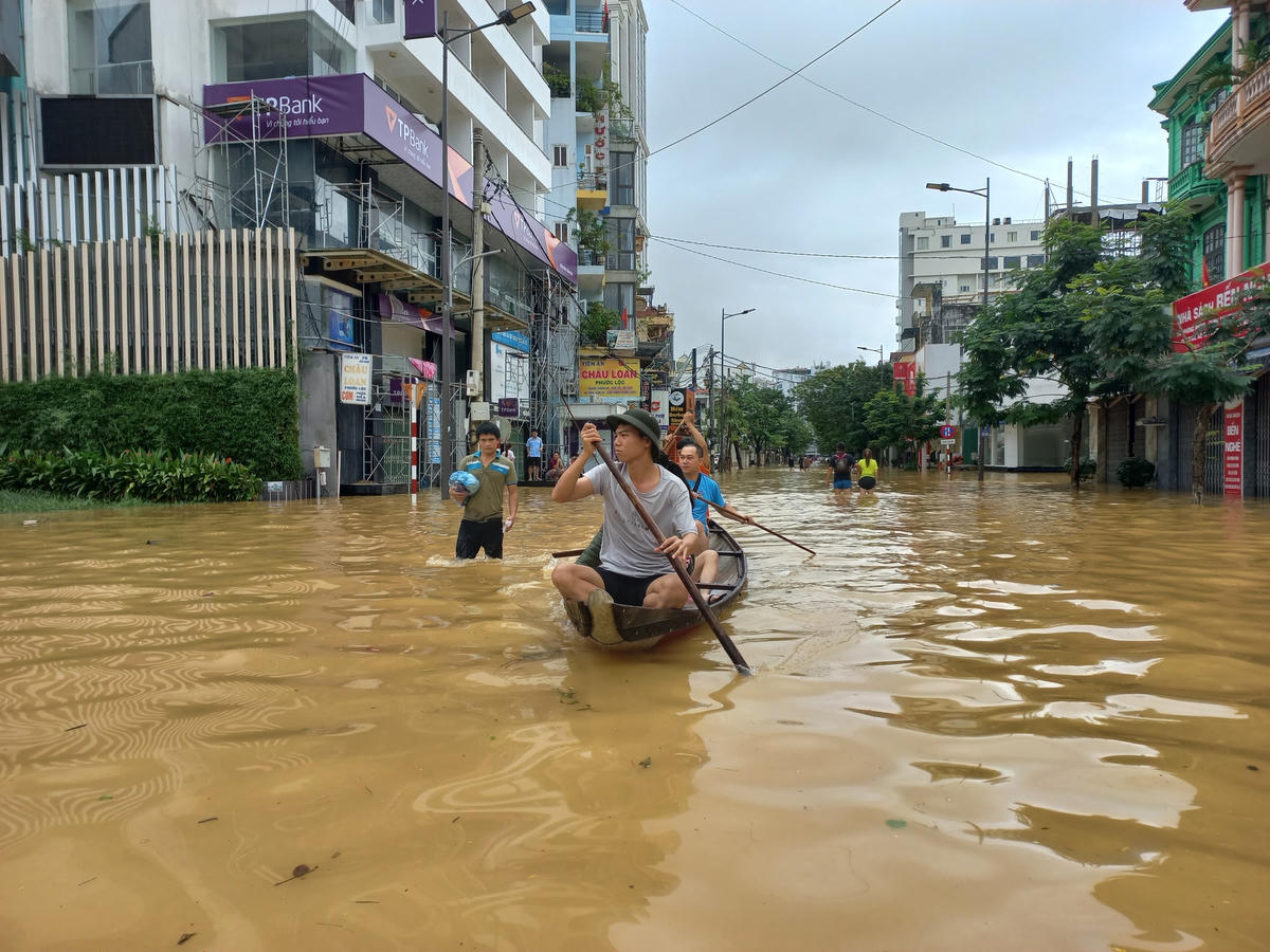 Người dân phải dùng ghe để đi lại.