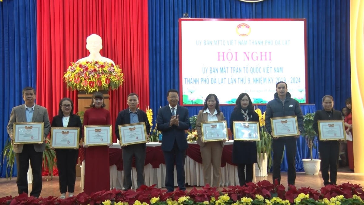 Lãnh đạo TP Đà Lạt tặng giấy khen của Chủ tịch UBND thành phố Đà Lạt cho các tập thể có thành tích xuất sắc trong công tác Mặt trận và phối hợp thực hiện nhiệm vụ KTXH năm 2022.