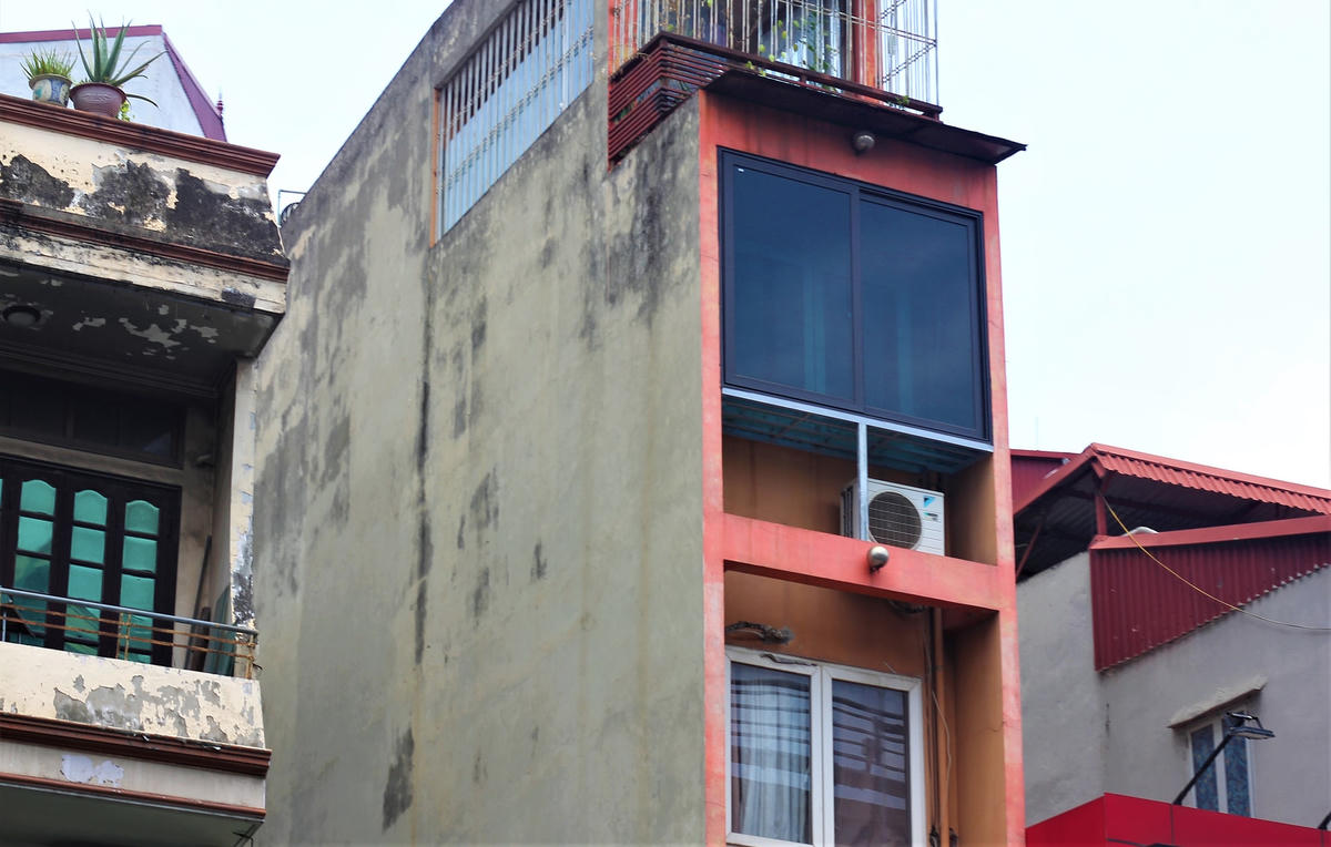 Những vụ hoả hoạn gây thương vong về người và tài sản ngày một nhiều, đã gióng lên hồi chuông báo động tới các cơ quan quản lý về tình trạng cơi nới bừa bãi, gây mất mỹ quan đô thị và nguy hiểm tại các khu tập thể cũ. Ảnh: Ngọc Ánh.
