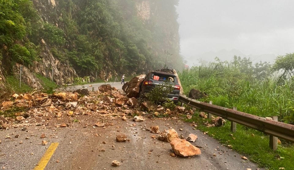 Vụ sạt lở đất đá tại đèo Thung Khe, huyện Mai Châu ngày 4/8 khiến 1 xe ô tô bị hư hỏng nặng. Ảnh: Trần Hải.