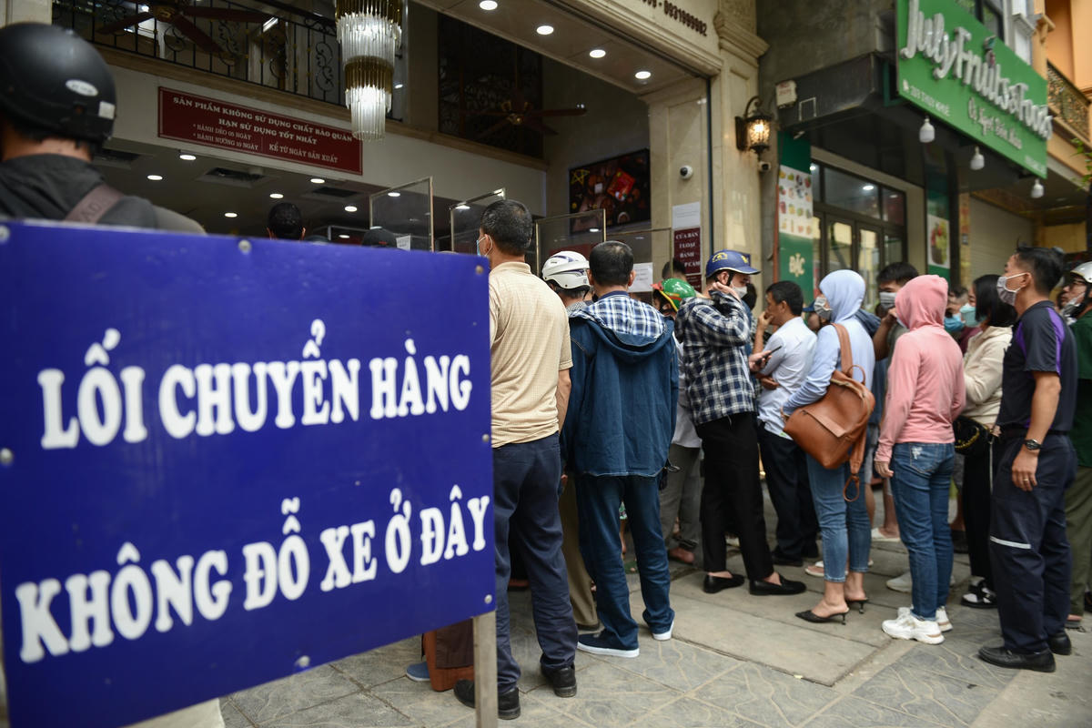 Do lượng khách hàng càng lúc càng đông, cửa hàng phải dành hẳn một đường để vận chuyển bánh.