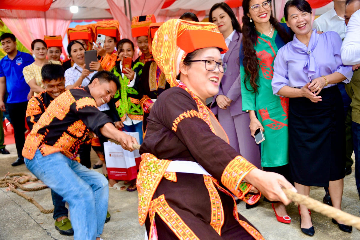 Người dân chung vui thi kéo co trong Ngày hội Đại đoàn kết toàn dân tộc.