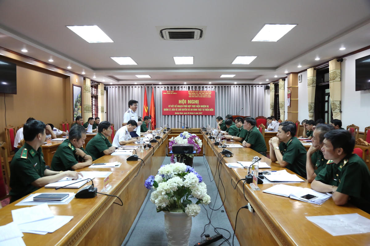 Quang cảnh buổi ký kết phối hợp thực hiện nhiệm vụ trên biển.