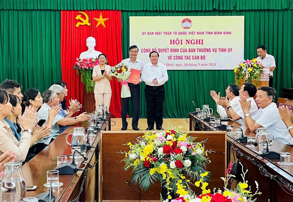 Trưởng ban Tổ chức Tỉnh ủy Bình Định Nguyễn Giờ trao quyết định bổ nhiệm cho ông Huỳnh Cao Nhất tân Phó Chủ tịch Ủy ban Mặt trận Tổ quốc Việt Nam tỉnh Bình Định.
