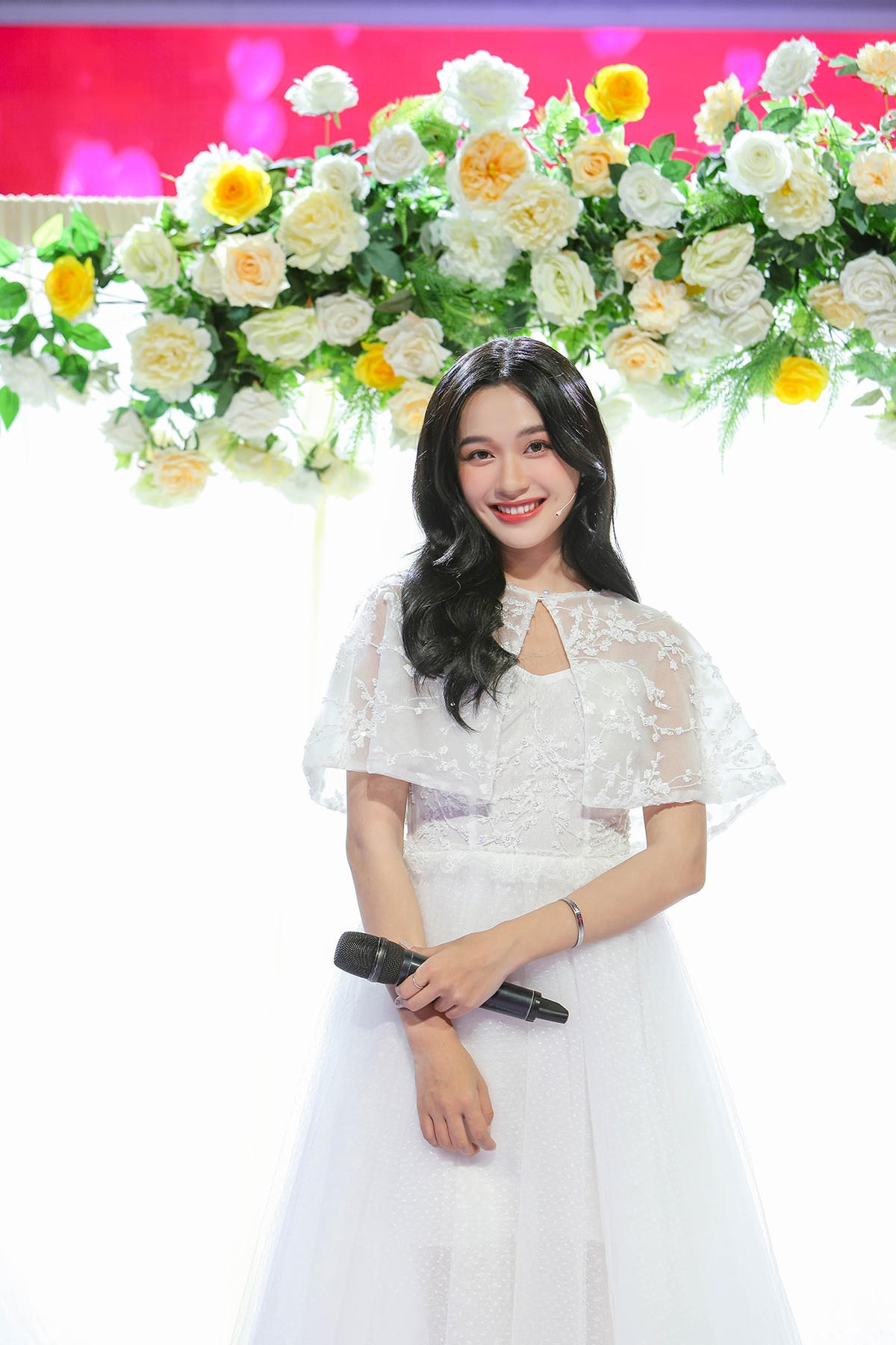 Thảo Trang xuất hiện vô cùng xinh đẹp sau cánh cổng hoa. Ảnh: Perfect Universe.  