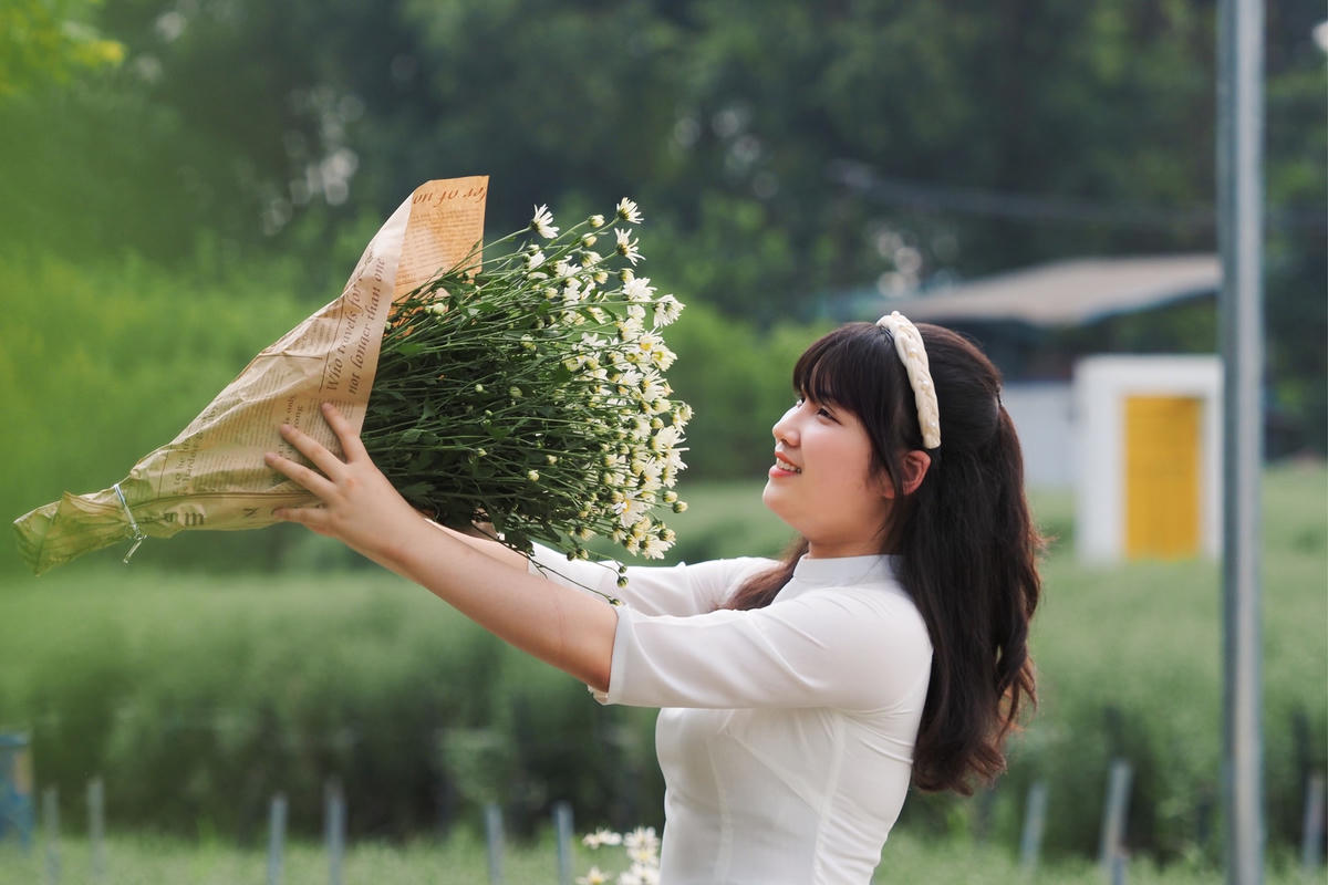 Thiếu nữ Hà Thành đẹp dịu dàng bên vườn cúc hoạ mi