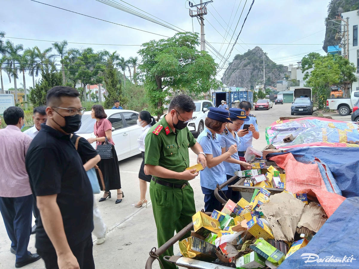 Lực lượng chức năng có mặt tại hiện trường ngay sau khi nhận được thông tin vụ việc. Ảnh: Nguyễn Quý.
