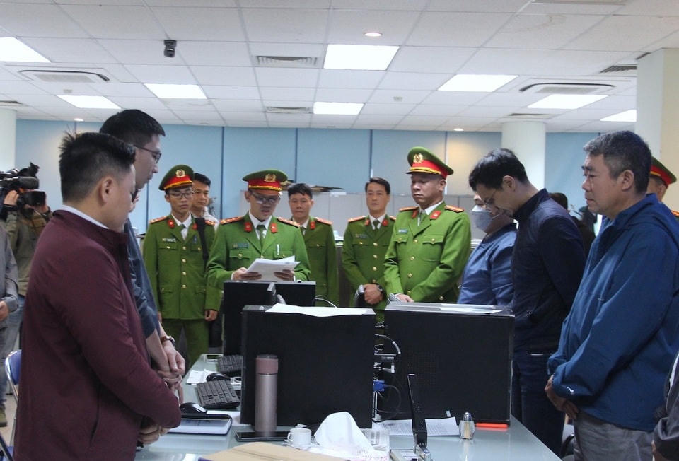 Lực lượng công an khám xét tại trụ sở Phòng Kiểm định xe cơ giới, Cục Đăng kiểm Việt Nam ngày 28/12 ảnh: tl.