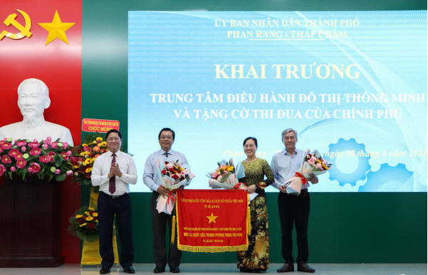 Lãnh đạo tỉnh Ninh Thuận trao Cờ Thi đua của Chính phủ cho UBND Tp.Phan Rang- Tháp Chàm.