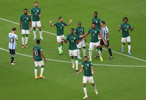 Các cầu thủ Saudi Arabia ngỡ ngàng khi bị thổi penalty