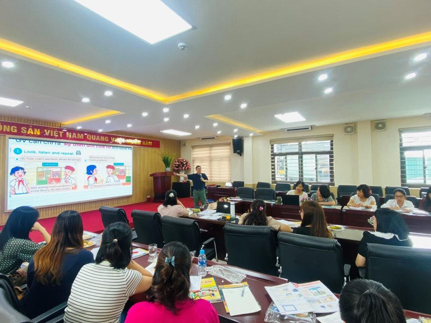 Các giáo viên tham gia buổi tập huấn.