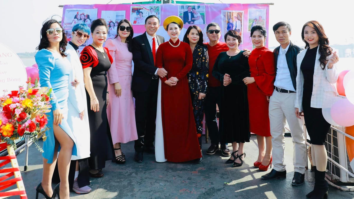 Ngoài diễn viên Trà My, một số đồng nghiệp của đôi nghệ sĩ như Chí Trung, Đàm Hằng... cũng đến chung vui cùng cặp nghệ sĩ.