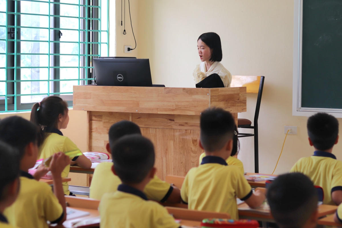 Cô Thắm hào hứng với tiết dạy chính thức đầu tiên trong cuộc đời. Ảnh: Đình Minh