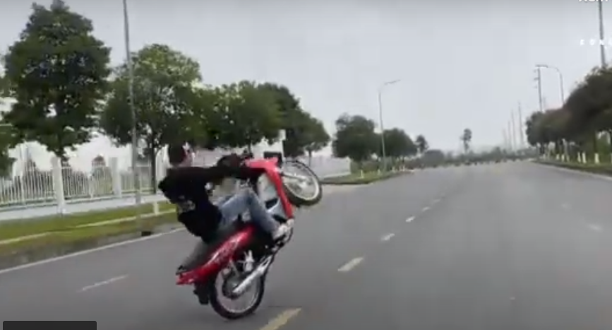Các đối tượng điều khiển xe lạch lách, bốc đầu rồi quay video tung lên mạng.