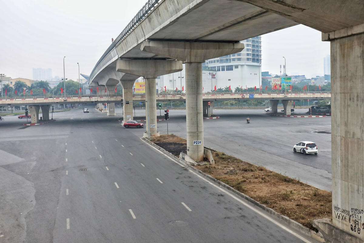 Tại nút giao Mai Dịch dòng xe không còn tấp nập như những ngày thường mà thay vào đó là khung cảnh bình yên, nhẹ nhàng.