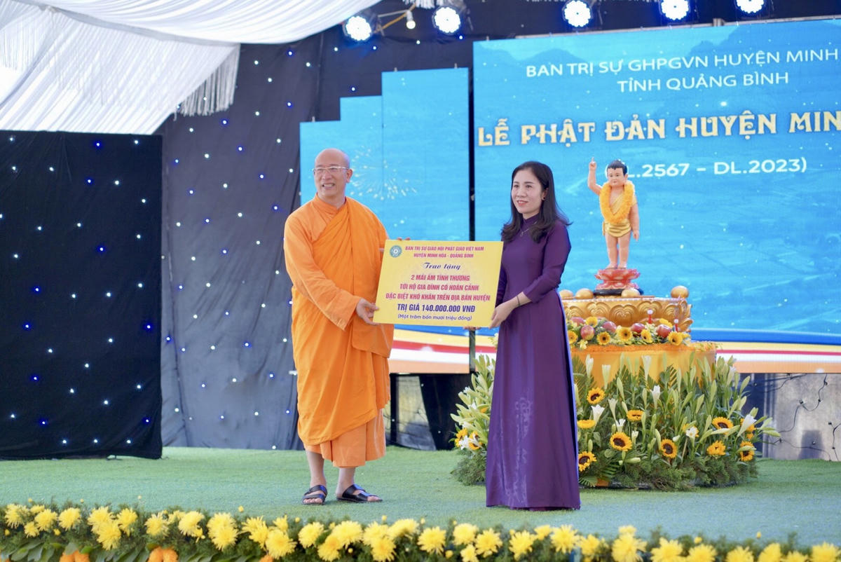 Bà Trương Thị Ngọc Lê - huyện uỷ viên, Chủ tịch Hội Liên hiệp phụ nữ huyện Minh Hoá đón nhận món quà từ BTS GHPGVN huyện Minh Hóa.