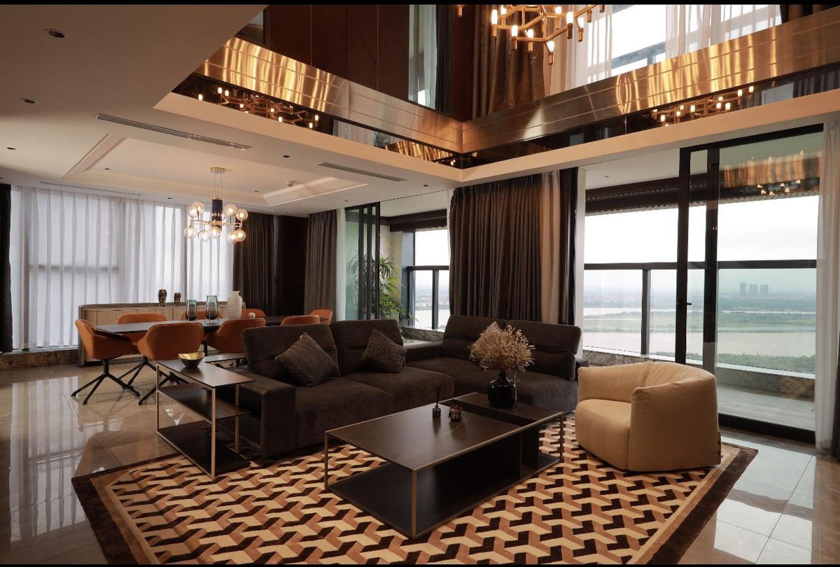Sắc hoàng kim của một căn Penthouse view sông Hồng tuyệt đẹp đã trở nên quyến rũ hơn bao giờ hết nơi tầng cao Sunshine City, trong không gian thu Hà thành lộng gió. 