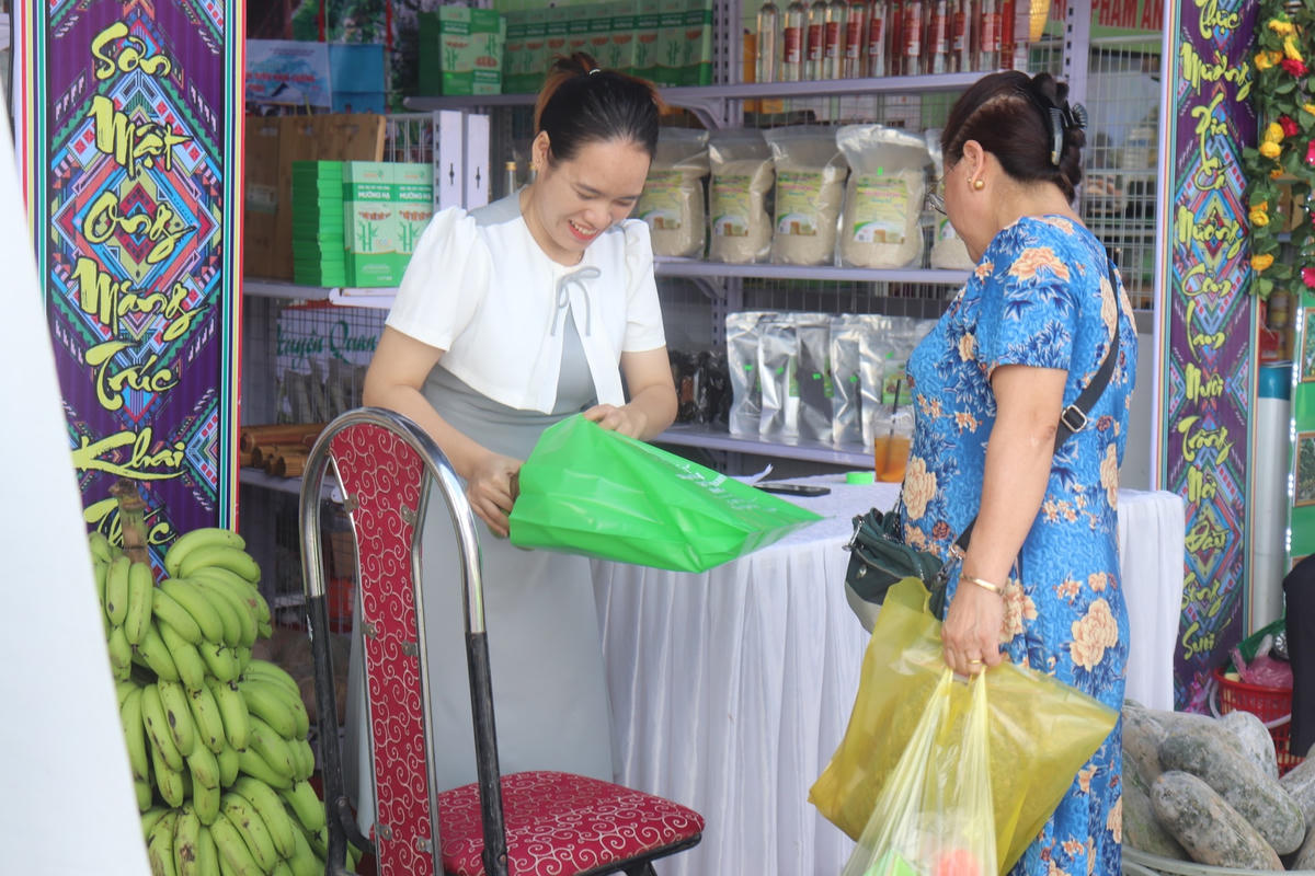[Ảnh]: 200 gian hàng nông sản được quảng bá tại Thanh Hóa