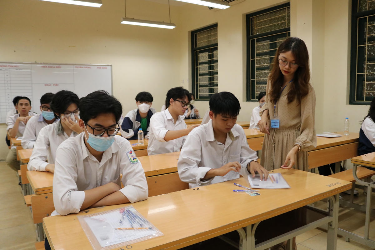 Cán bộ coi thi kiểm tra thông tin thí sinh tại Kỳ thi tốt nghiệp THPT năm 2023.