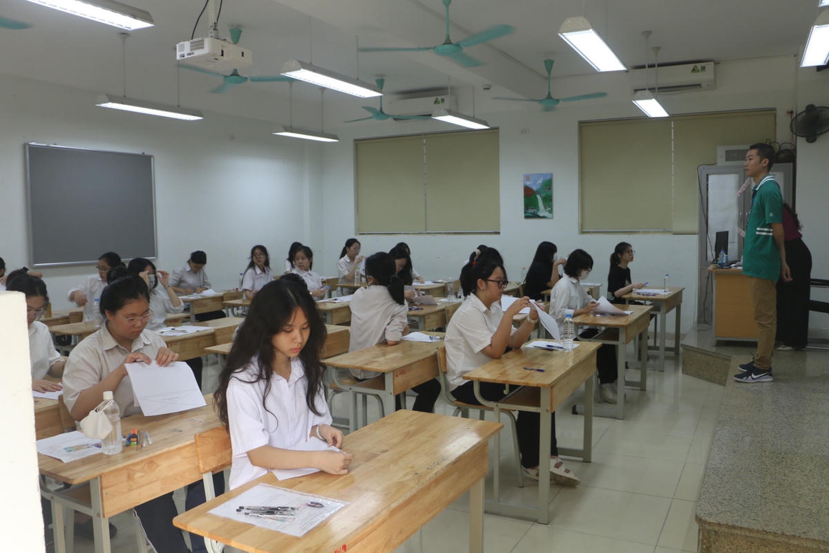 Cán bộ coi thi phổ biến quy chế thi tại điểm thi Trường THCS Ngô Sĩ Liên.