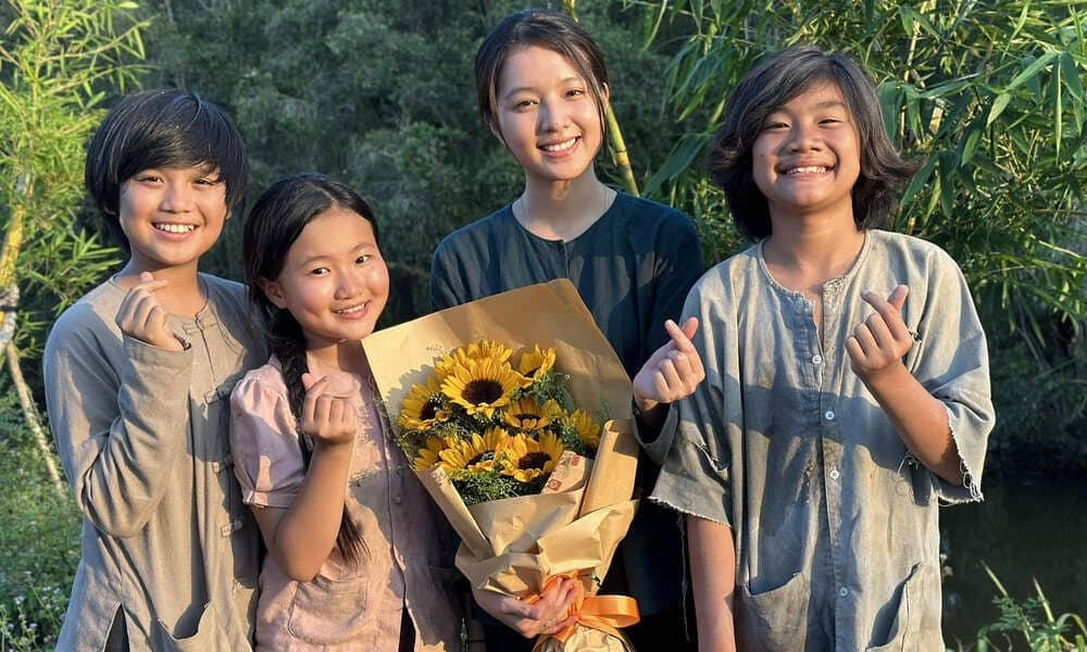 Bên cạnh màn trình diễn ấn tượng của dàn nhân vật trong "Đất rừng phương Nam" như bé An (Huỳnh Hạo Khang), Cò (Kỳ Phong), bác Ba Phi (Trấn Thành), ông Tiều (Tiến Luật), thầy giáo Bảy (Hứa Vĩ Văn), Võ Tòng (Mai Tài Phến)... nhân vật Út Trong xinh đẹp, dịu dàng nổi tiếng ở bản phim truyền hình do diễn viên Bích Ngọc đảm nhận.