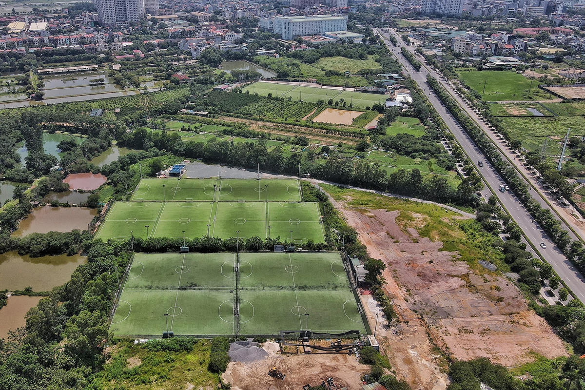 Trong khu vực công viên nhiều sân bóng cỏ nhân tạo cũng xuất hiện.