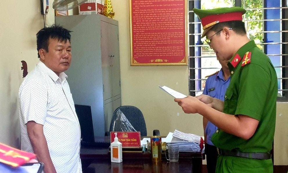 Cùng bị khởi tố với tội danh trên còn có ông Hoàng Quốc Thành, nguyên kế toán phụ trách công tác chi của UBND xã Đỉnh Sơn.