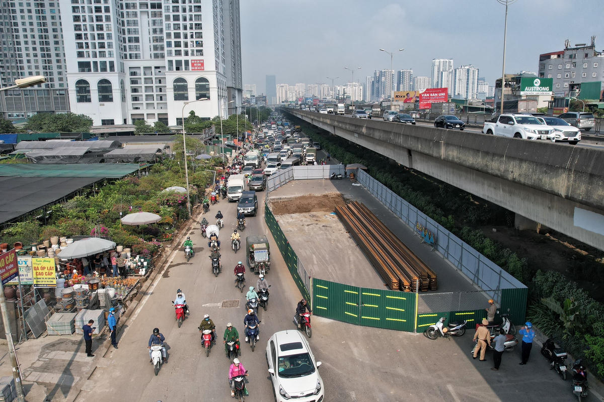 TS Nguyễn Xuân Thủy - Chuyên gia giao thông cho biết, một số tuyến đường có lô cốt mọc lên cản trở dòng xe, gây ùn tắc giao thông đã trở thành tình trạng chung của Hà Nội. Tình trạng các lô cốt mọc lên trên đường Nguyễn Xiển quây rào tôn đến hàng trăm mét vuông là sai về Luật Giao thông.