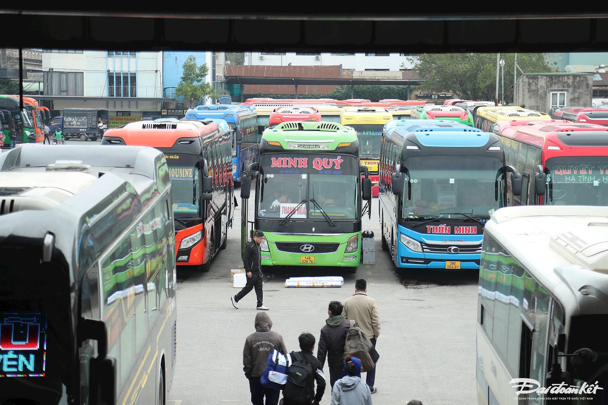 W_ben_xe_vang_ve-le-khanh6.jpg