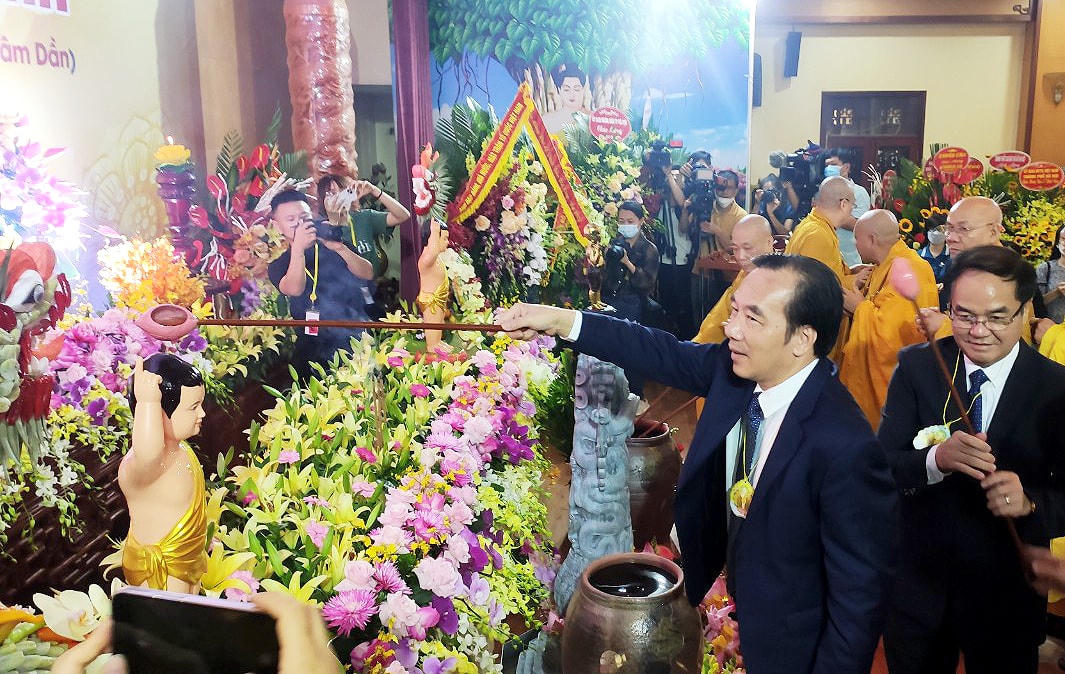 Phó Chủ tịch Ngô Sách Thực thực hiện nghi lễ tắm Phật.