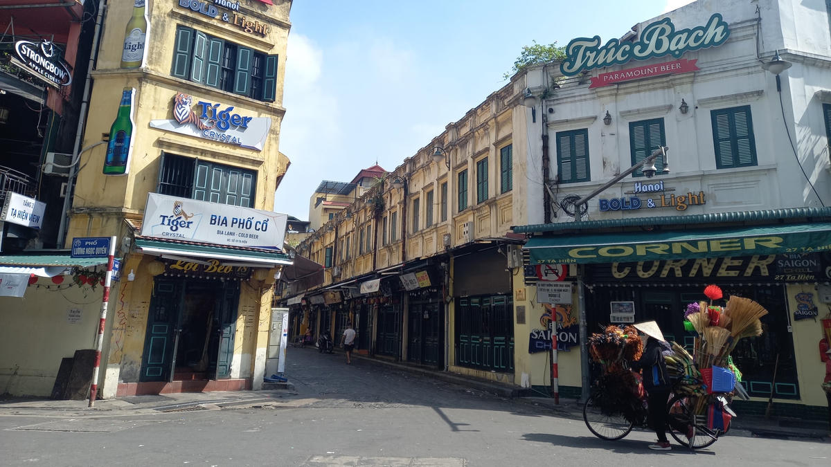 Phố Tạ Hiện là một trong số ít phố của Hà Nội còn giữ được nét đẹp cổ kính.