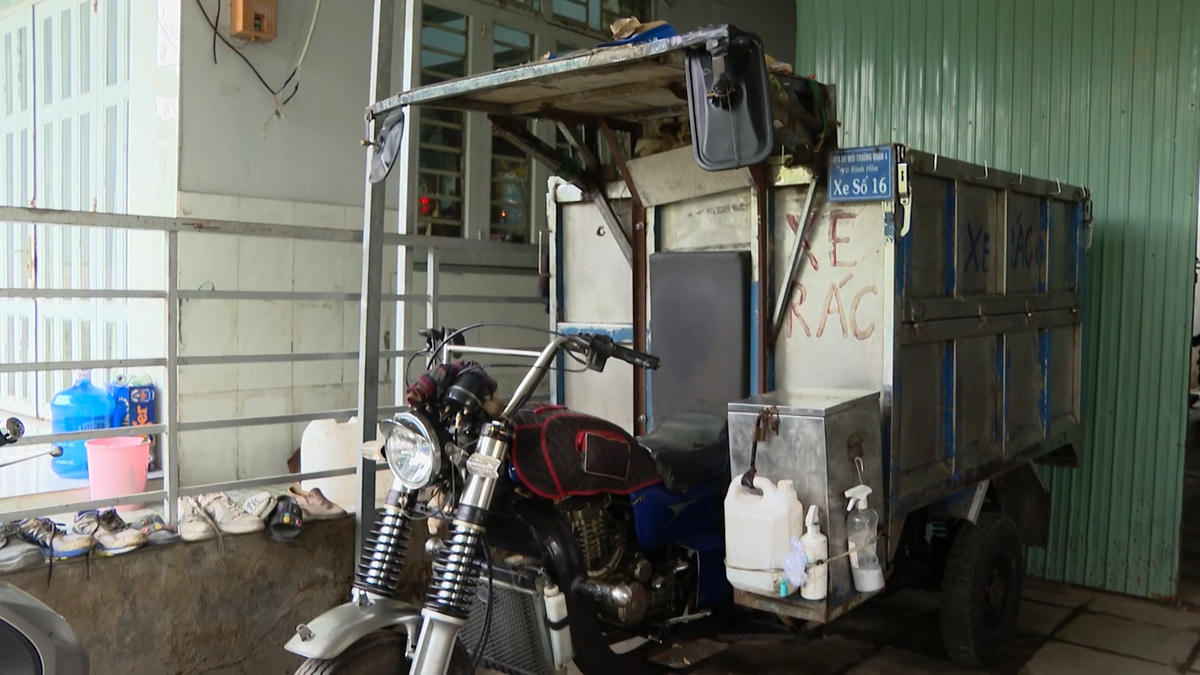 Hàng ngày, mỗi buổi sáng, chị Sự làm bạn với chiếc xe rác mưu sinh kiếm tiền. 