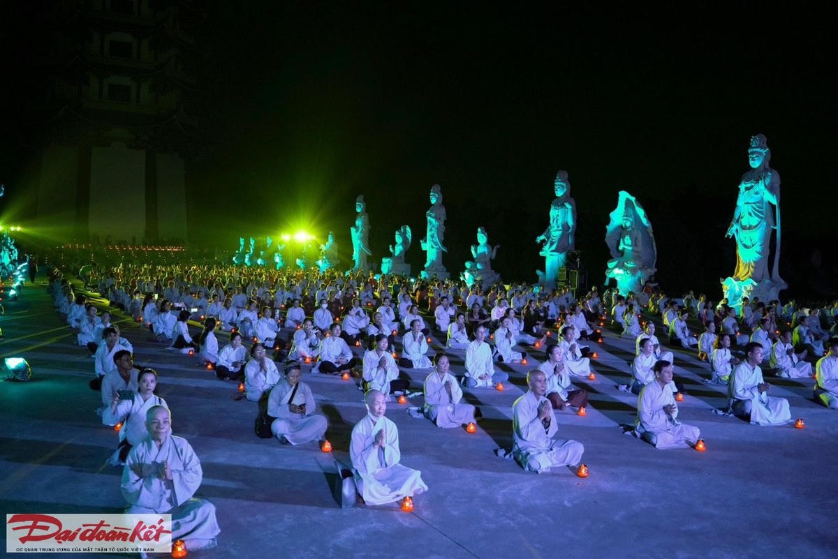 Quang cảnh Lễ thắp nến truyền đăng, tiếp nối hạnh nguyện Bồ Tát Quán Âm được tổ chức tại Quốc Ân Khải Tường.