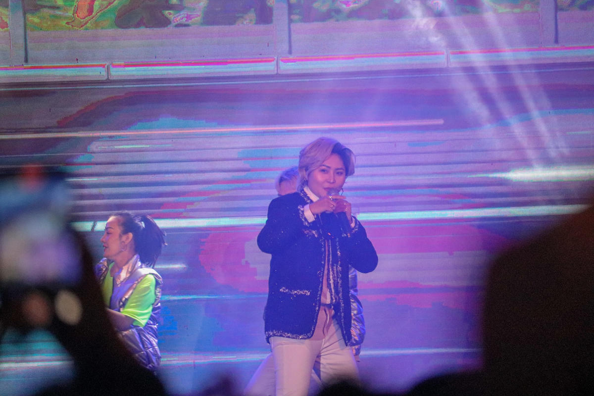 Thời tiết lạnh cũng không ngăn nổi sức "nóng" từ các khán giả đang cháy hết mình với những tiết mục sôi động trên sân khấu.