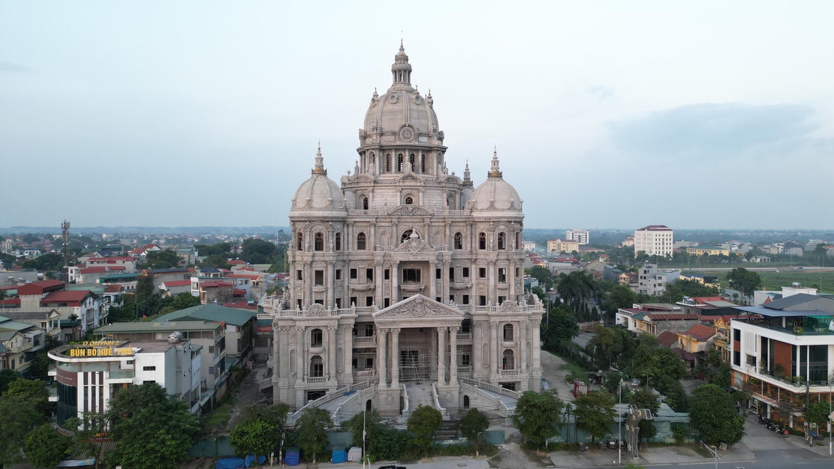 Được biết, Công ty TNHH Hải Linh do ông Lê Văn Tám làm Tổng Giám đốc. Đây là một trong những doanh nghiệp tư nhân lớn nhất cả nước hoạt động trong lĩnh vực xăng dầu và dịch vụ logistics...