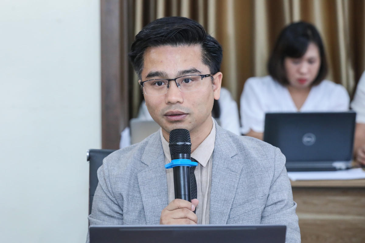 Nhà báo Công Khanh.