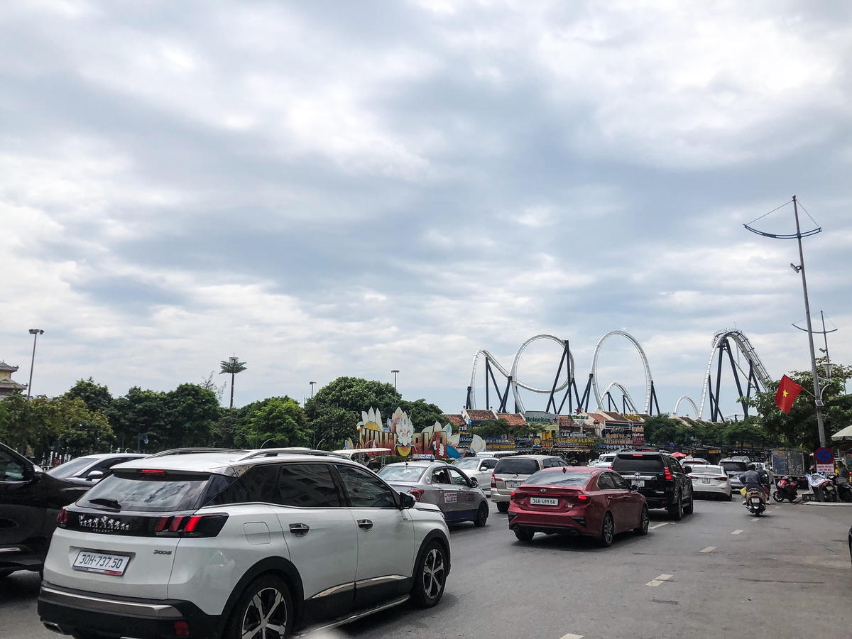 Rất đông du khách đổ về Khu du lịch Bãi Cháy (TP Hạ Long) trong dịp nghỉ lễ 2-9.