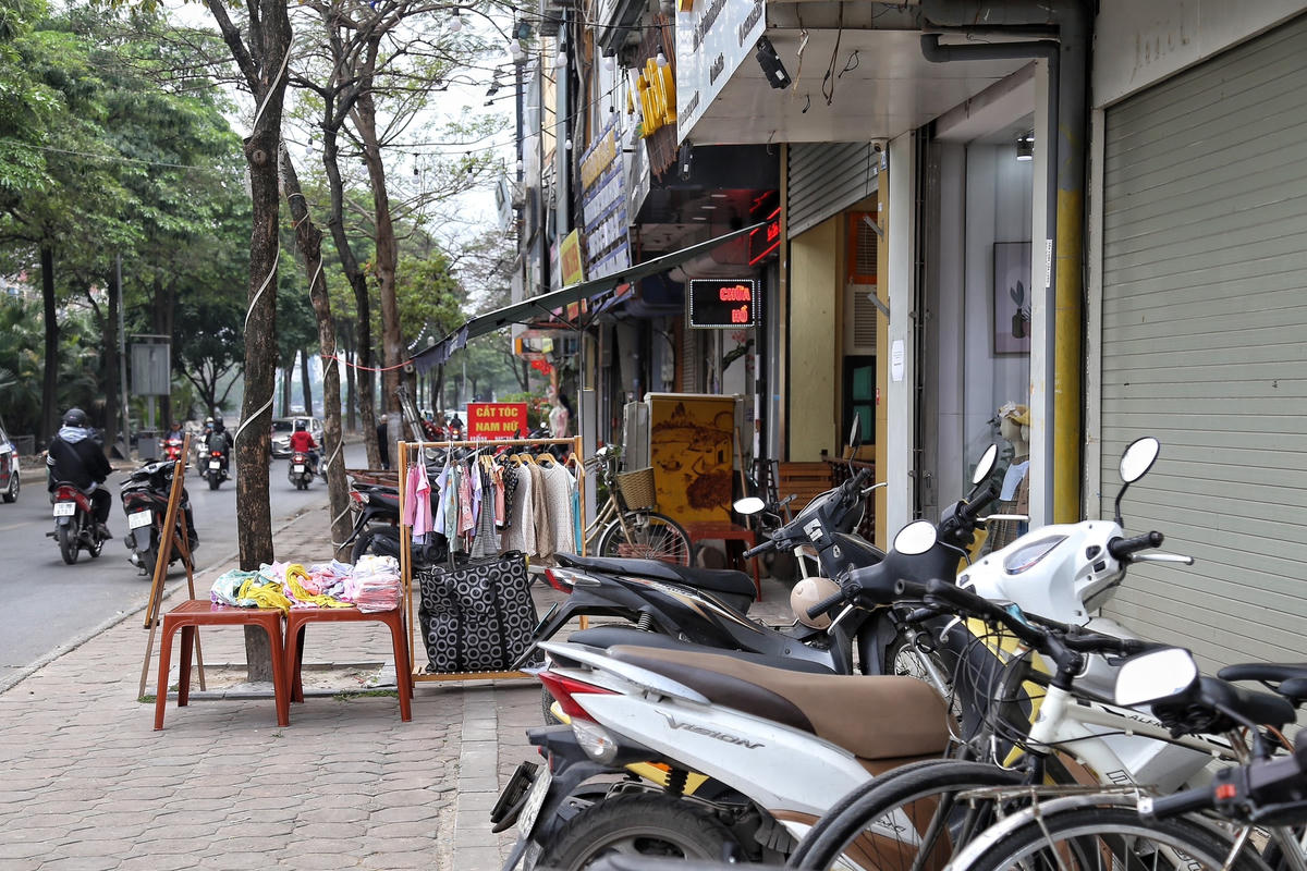 Một của hàng bán quần áo chiếm trọn vỉa hè.