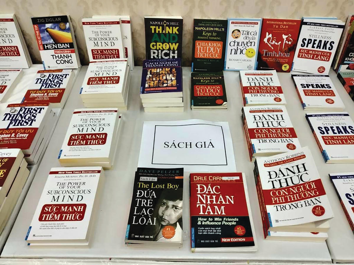 Sách giả ngày ngày tinh vi và công khai. Trong ảnh, những tựa sách bị làm giả của First News - Trí Việt.  