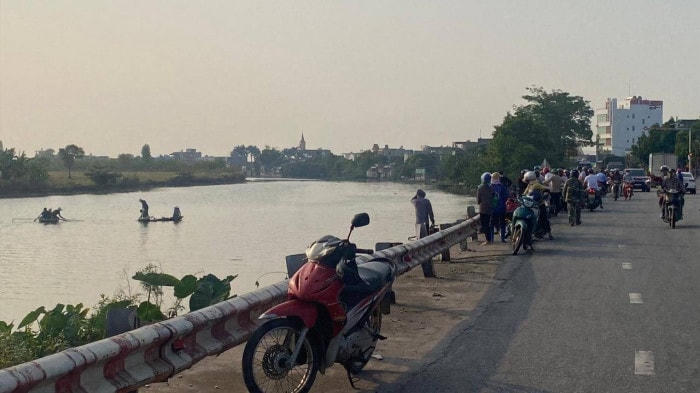 Các lực lượng tìm kiếm tổ chức tìm kiếm nạn nhân trên sông.