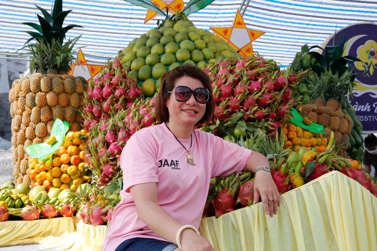 Ngay sau khi mâm cỗ Trung thu hoa quả khổng lồ hoàn thành đã thu hút được nhiều người đến chụp ảnh.