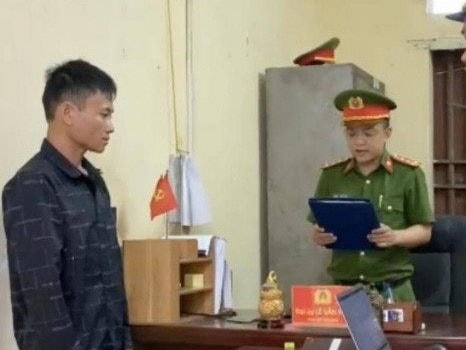Anh Lê Xuân Tiến nghe quyết định khởi tố.