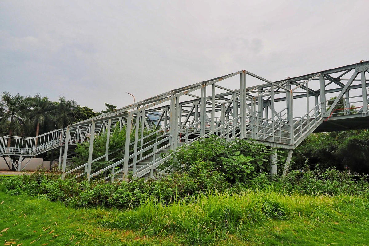 Phải chăng các cơ quan chức năng có liên quan cần nghiên cứu, xem xét việc để cây cầu có lối đi lên, xuống đâm thẳng vào bồn cây; trách nhiệm thuộc về ai?