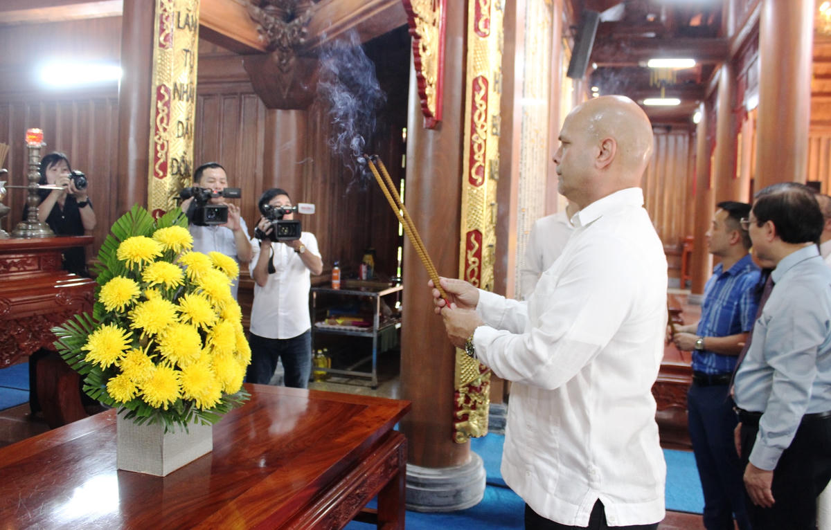 Ông Gerardo Hernandez Nordelo, Ủy viên Trung ương Đảng Cộng sản Cuba, Chủ tịch Ủy ban Bảo vệ Cách mạng Cuba dâng hương tại đền thờ Bác Hồ và các liệt sĩ tỉnh Quảng Bình.