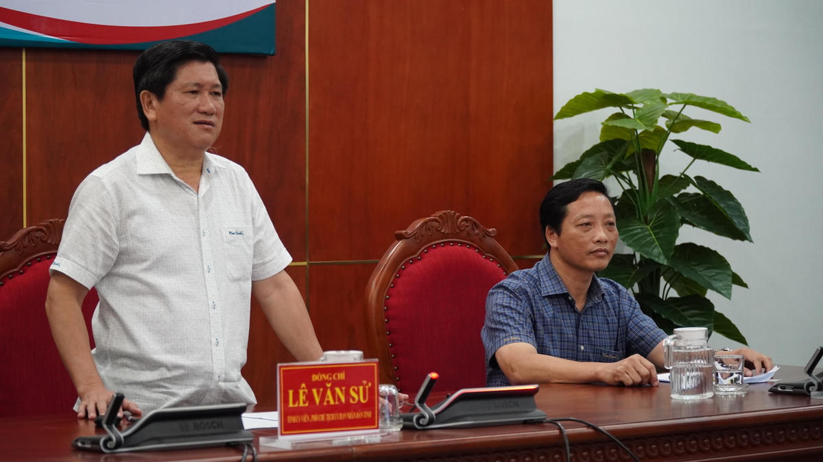 Ông Lê Văn Sử, Phó Chủ tịch UBND tỉnh Cà Mau thông tin tại buổi họp báo.